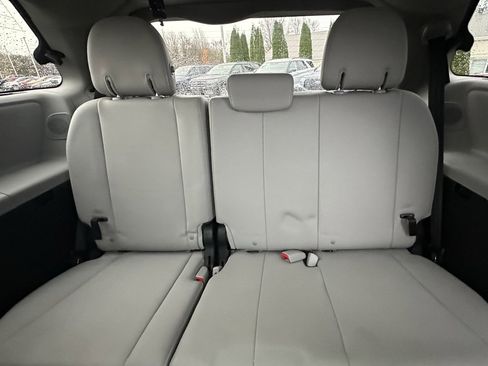Used 2019 Toyota Sienna Limited image 14