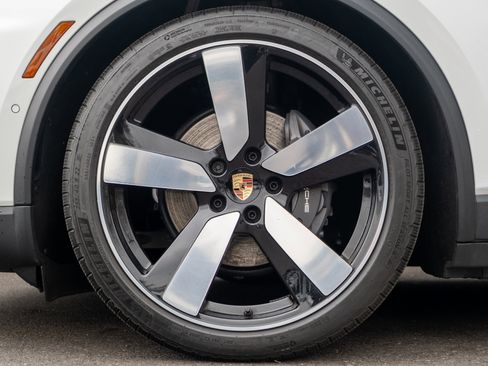 Certified 2025 Porsche Macan Electric image 12