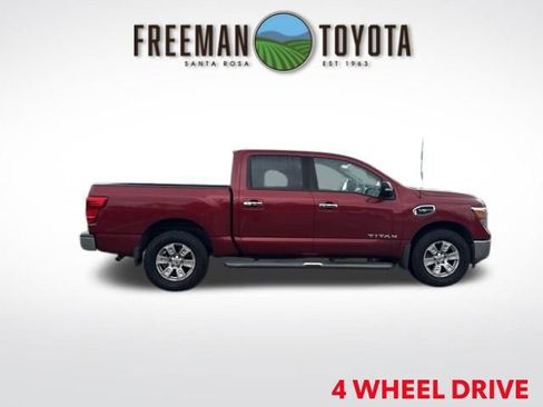 Used 2017 Nissan Titan SV image 4