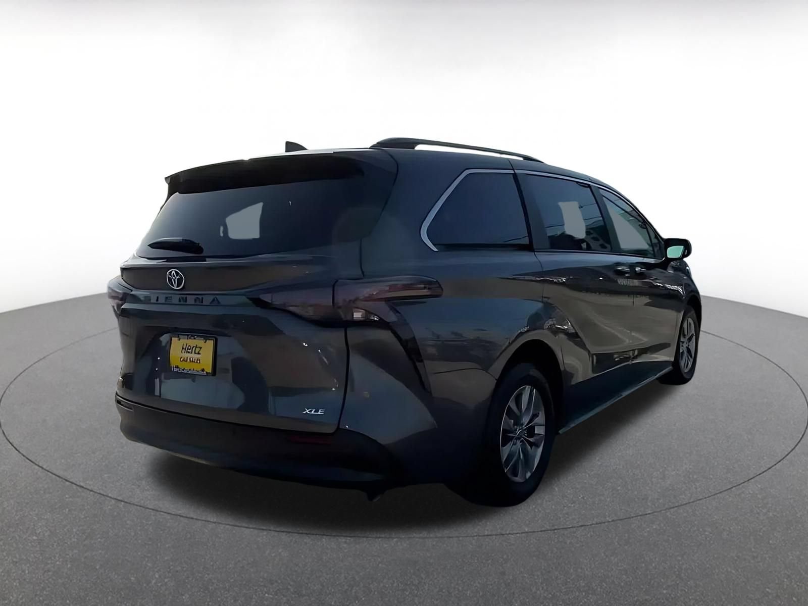 Used 2025 Toyota Sienna XLE FWD image 13