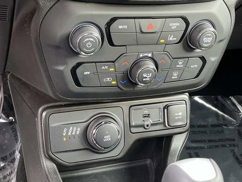 Used 2023 Jeep Renegade Latitude w/ Sun/Sound Group AWD/4WD image 30