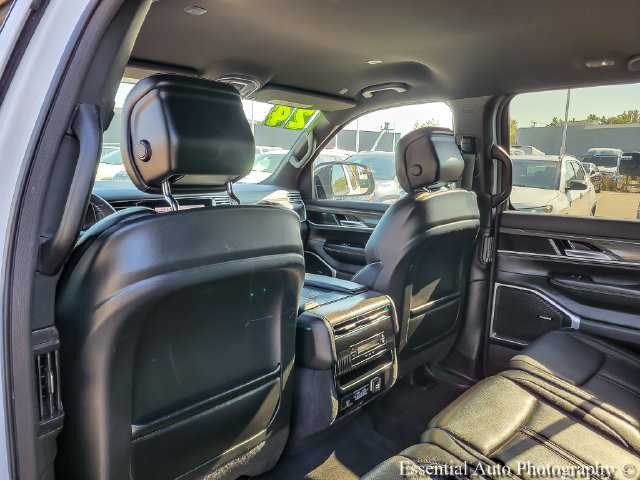 Used 2024 Jeep Wagoneer L Series II AWD/4WD image 12