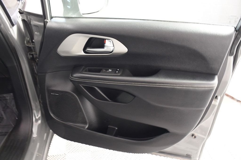 Used 2022 Chrysler Pacifica Limited w/ Uconnect Theater Family Group FWD image 18