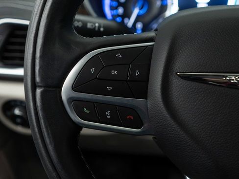 Used 2022 Chrysler Pacifica Limited w/ Uconnect Theater Family Group image 28