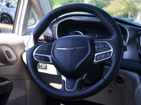 Used 2024 Chrysler Pacifica Touring-L FWD image 7