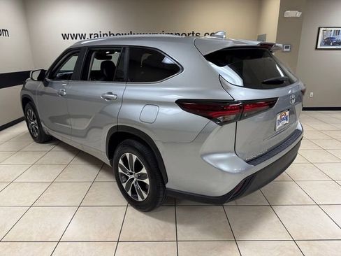Used 2024 Toyota Highlander XLE image 4