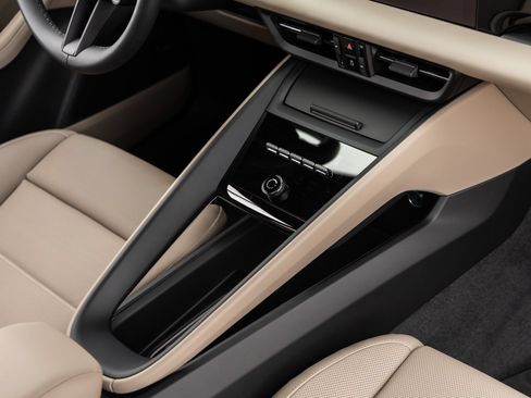 Certified 2025 Porsche Macan Electric RWD image 29