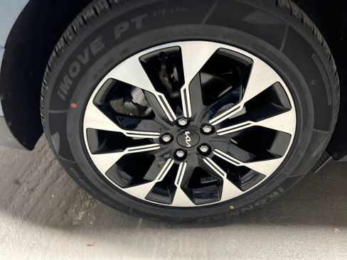 Used 2024 Kia Carnival EX FWD image 43