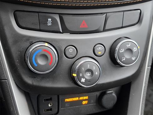 Used 2020 Chevrolet Trax LS image 29