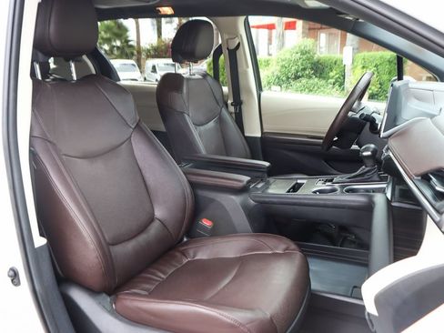 Used 2023 Toyota Sienna Platinum FWD image 43