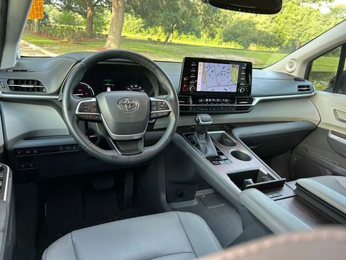 Used 2022 Toyota Sienna XLE w/ XLE Plus Package FWD image 13