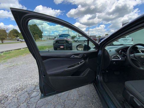Used 2017 Chevrolet Cruze LT FWD image 20