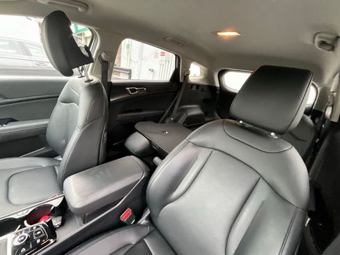 Used 2025 Kia Sportage EX image 9