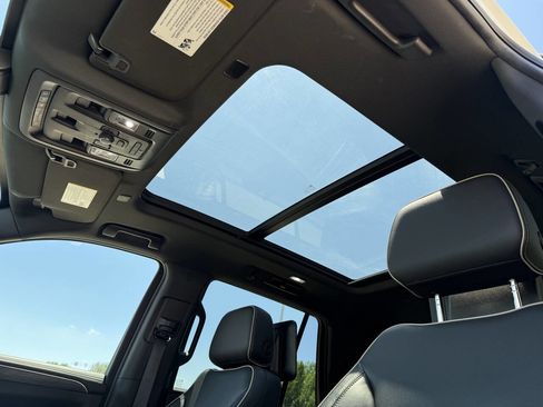 Used 2021 GMC Yukon SLT w/ SLT Luxury Plus Package AWD/4WD image 17