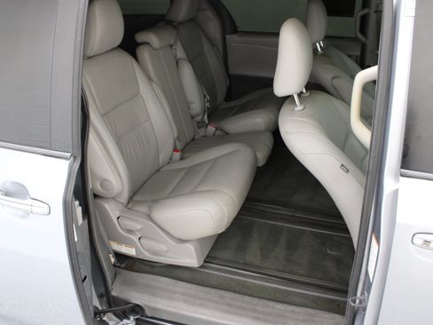 Used 2015 Toyota Sienna XLE Premium FWD image 37