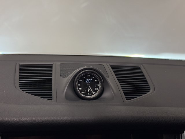 Certified 2026 Porsche Macan AWD/4WD image 18