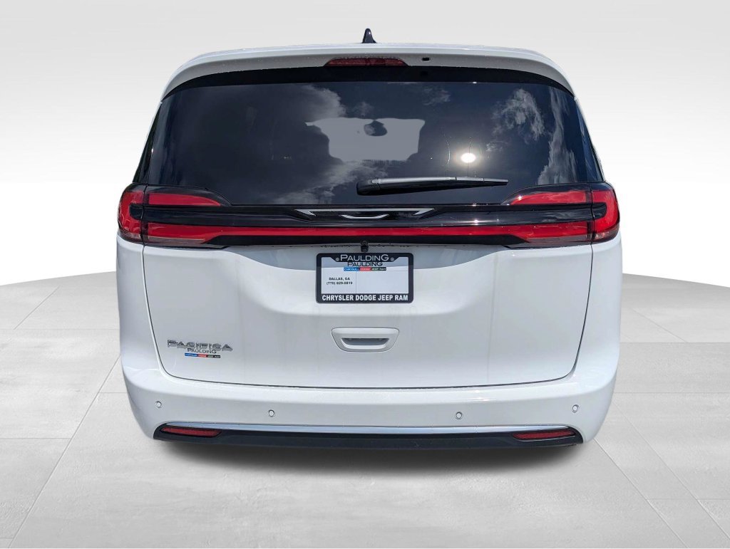 New 2027 Chrysler Pacifica Select w/ Family Tech Group FWD image 5