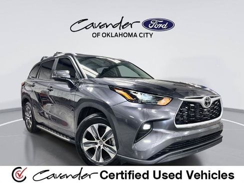 Used 2024 Toyota Highlander XLE FWD image 1