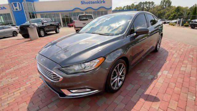 Used 2017 Ford Fusion SE w/ Equipment Group 201A FWD image 5