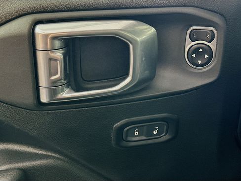 Used 2025 Jeep Wrangler Willys AWD/4WD image 15