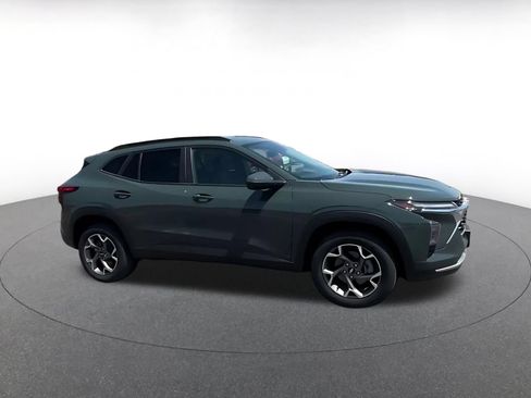Used 2025 Chevrolet Trax LT FWD image 2