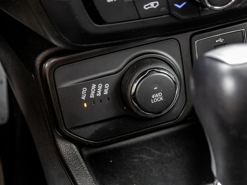 Used 2023 Jeep Renegade Limited image 33