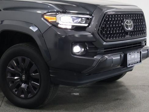 Used 2022 Toyota Tacoma Limited image 3