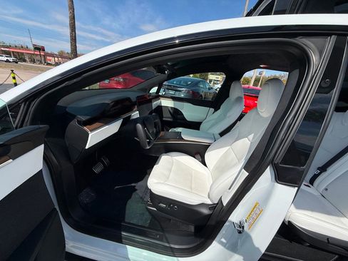 Used 2022 Tesla Model X image 9