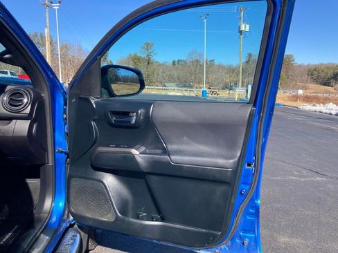 Used 2017 Toyota Tacoma TRD Sport w/ Tow Package (A/T) image 27