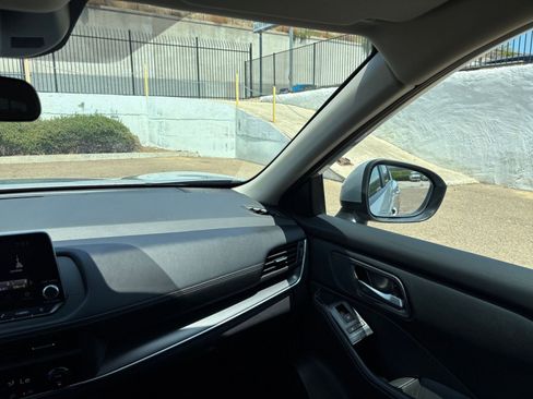 Used 2025 Nissan Rogue SV FWD image 37