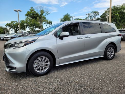 Used 2023 Toyota Sienna XLE image 2