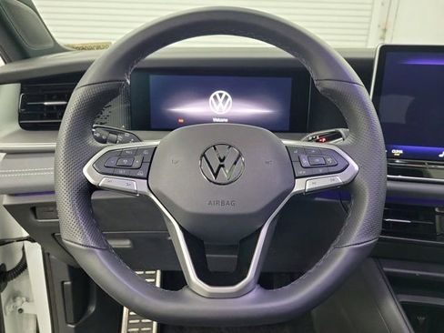 Used 2025 Volkswagen Tiguan SE R-Line FWD image 23