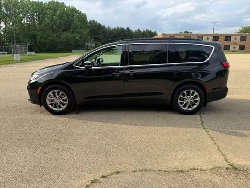Used 2023 Chrysler Pacifica Touring-L w/ Uconnect Theater Family Group AWD/4WD image 5