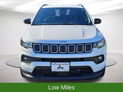 Used 2024 Jeep Compass Latitude image 2