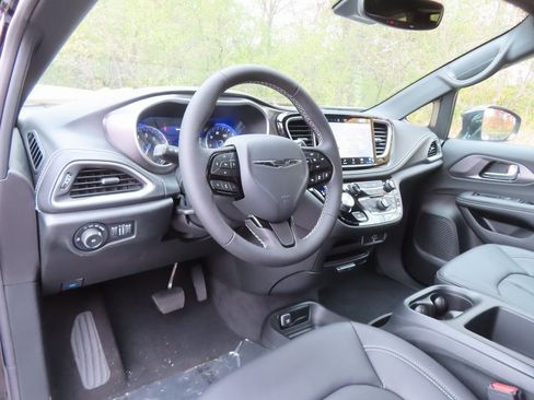 New 2026 Chrysler Pacifica Select w/ S Appearance Package AWD/4WD image 18