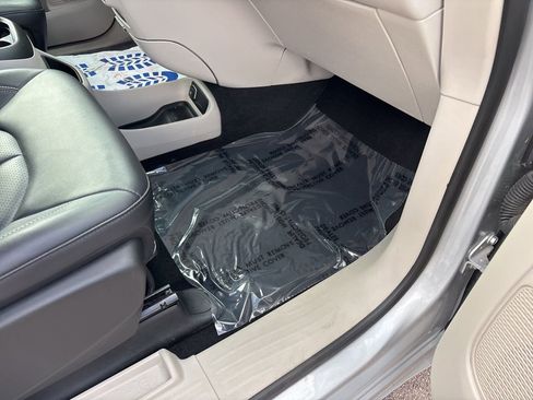 Used 2024 Chrysler Pacifica Touring-L image 26