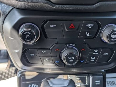 Used 2022 Jeep Renegade Latitude AWD/4WD image 22