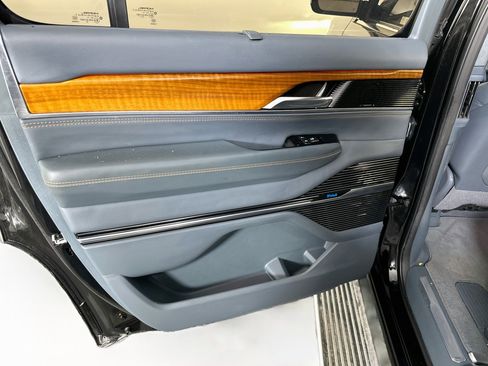 Used 2022 Jeep Grand Wagoneer Series II w/ Premium Group II AWD/4WD image 27