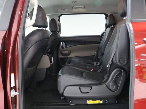 Used 2025 Kia Carnival FWD image 30