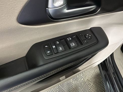 Used 2024 Chrysler Pacifica Touring-L FWD image 9