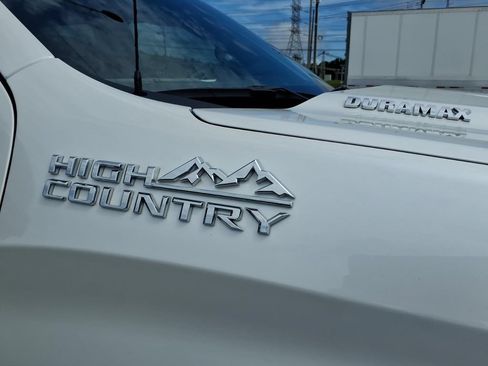Used 2023 Chevrolet Silverado 1500 High Country w/ High Country Premium Package AWD/4WD image 10