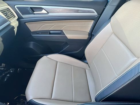 Used 2021 Volkswagen Atlas Cross Sport SE image 12