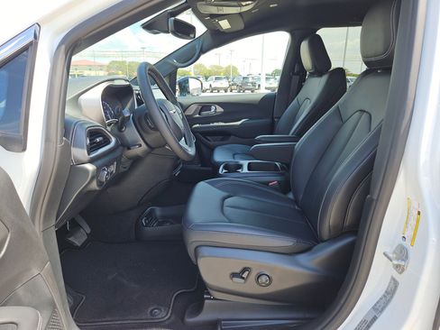 New 2026 Chrysler Pacifica Select image 9