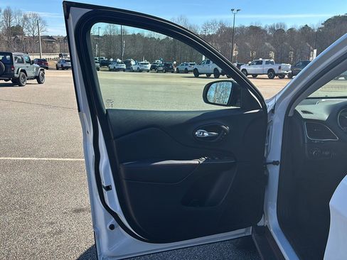 Used 2023 Jeep Cherokee Trailhawk w/ Sun & Sound Group image 8