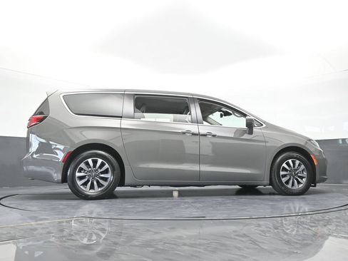 Used 2022 Chrysler Pacifica Touring-L FWD image 65
