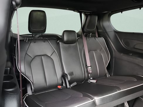 Used 2023 Chrysler Pacifica Limited w/ S Appearance Package AWD/4WD image 18