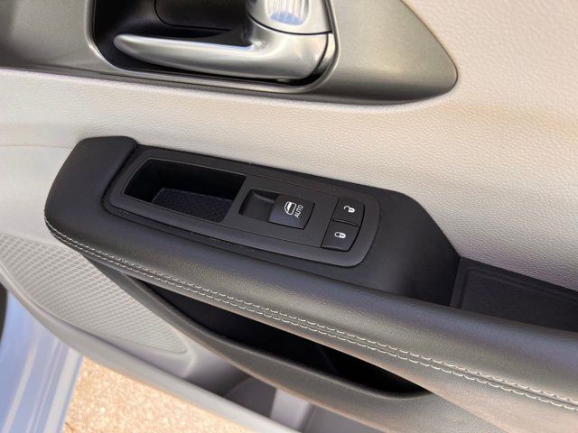 Used 2024 Chrysler Pacifica Limited FWD image 30