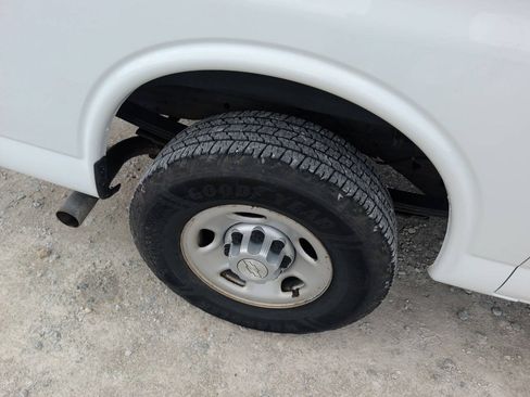 Used 2018 Chevrolet Express 2500 RWD image 10