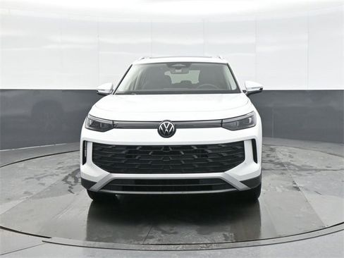 New 2026 Volkswagen Tiguan SE image 2