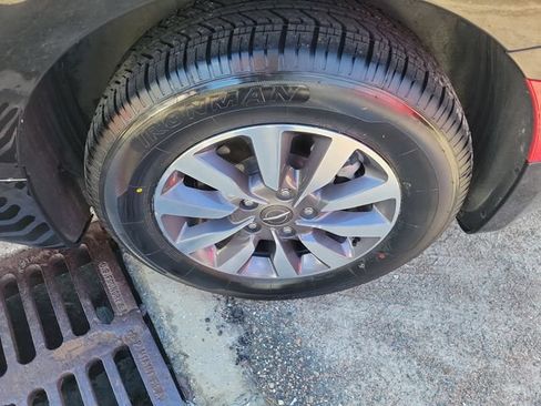 Used 2023 Chrysler Pacifica Touring-L FWD image 7